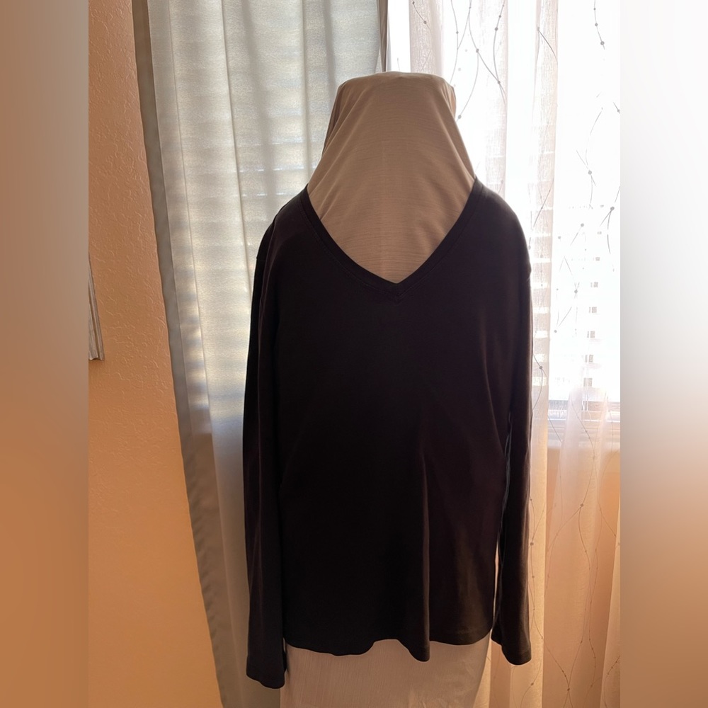 Eddie Bauer long sleeve v-neck tee. Size L. Black.